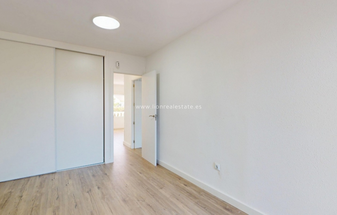 Odsprzedaż - Mieszkanie w bloku - Orihuela Costa - Villamartín