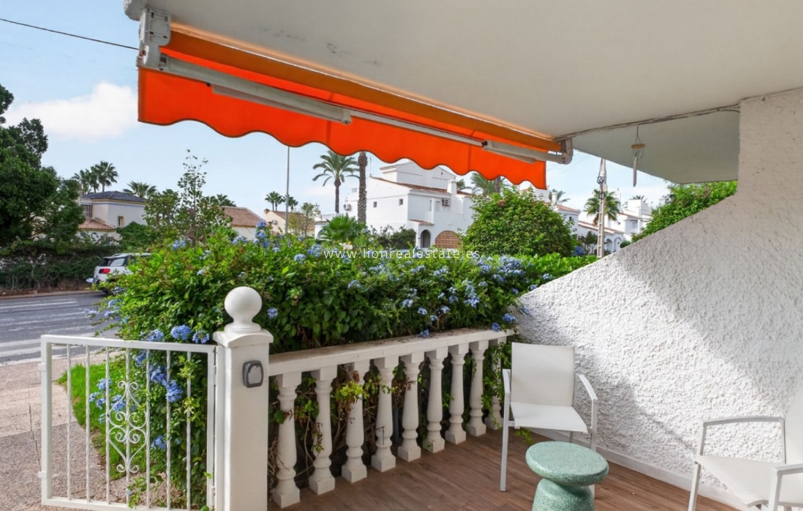 Odsprzedaż - Mieszkanie w bloku - Orihuela Costa - Villamartín