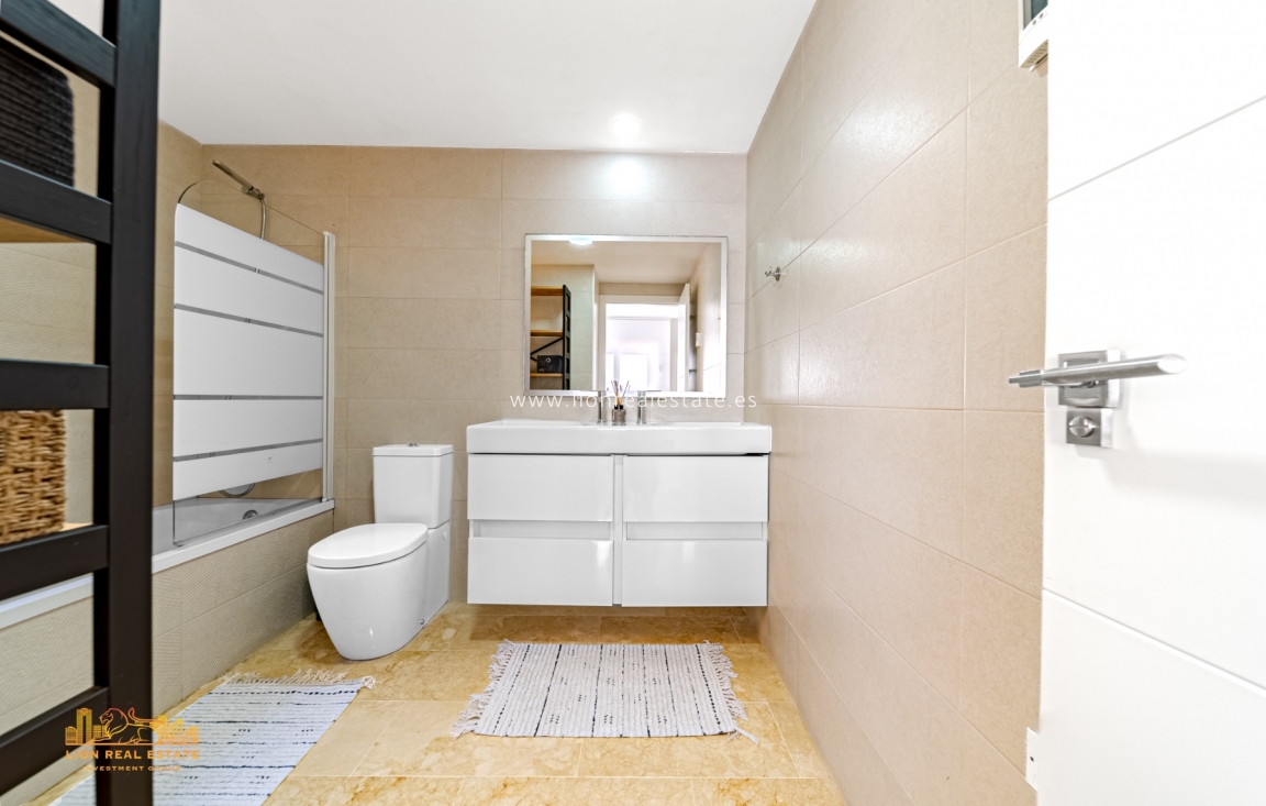 Odsprzedaż - Mieszkanie w bloku - Punta Prima