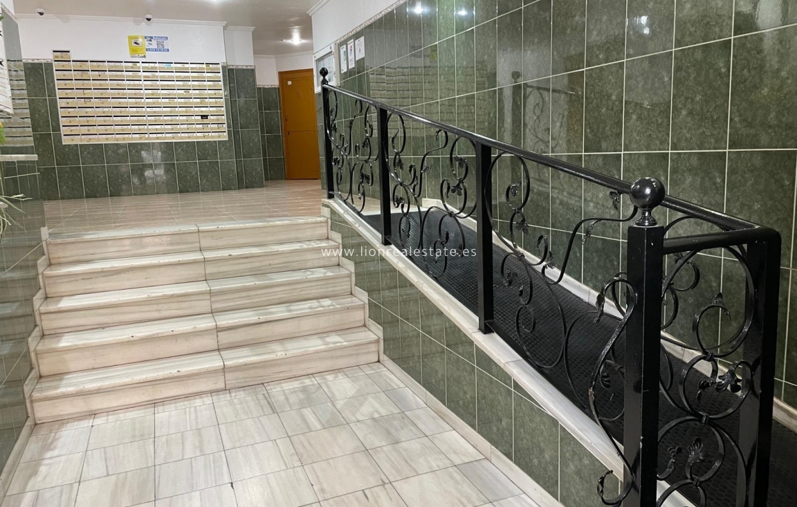 Odsprzedaż - Mieszkanie w bloku - Torrevieja - Centro