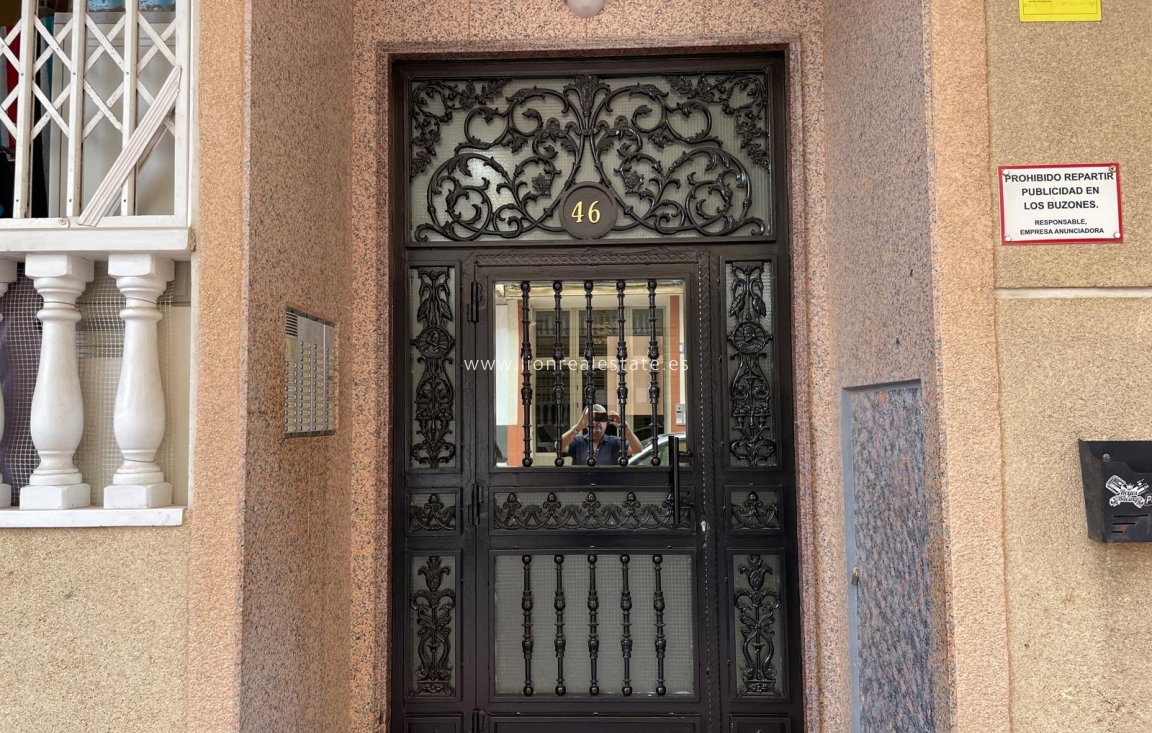 Odsprzedaż - Mieszkanie w bloku - Torrevieja - Centro