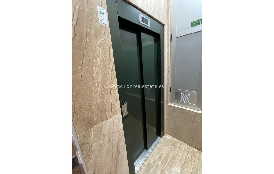 Odsprzedaż - Mieszkanie w bloku - Torrevieja - Centro