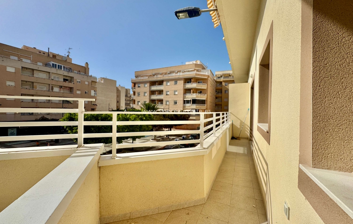 Odsprzedaż - Mieszkanie w bloku - Torrevieja - Centro