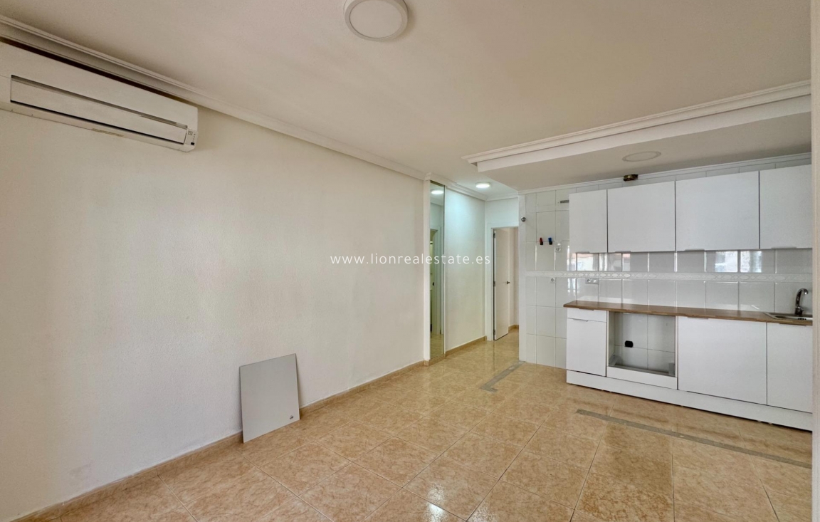 Odsprzedaż - Mieszkanie w bloku - Torrevieja - Centro