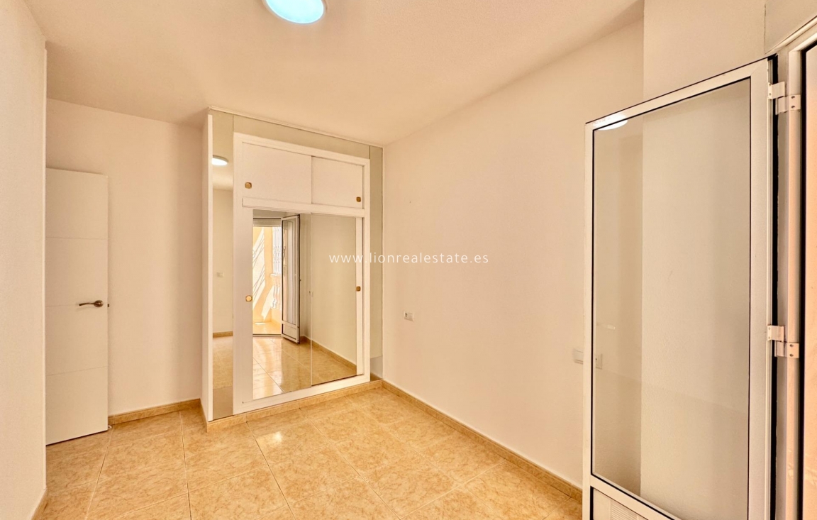 Odsprzedaż - Mieszkanie w bloku - Torrevieja - Centro