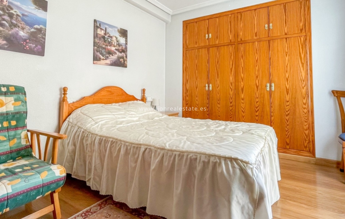 Odsprzedaż - Mieszkanie w bloku - Torrevieja - El Acequión - Los Náufragos