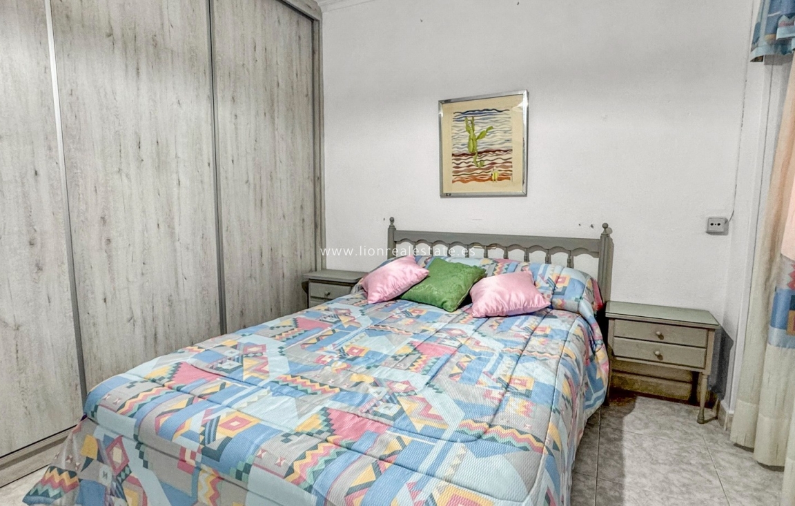 Odsprzedaż - Mieszkanie w bloku - Torrevieja - Playa de los Locos