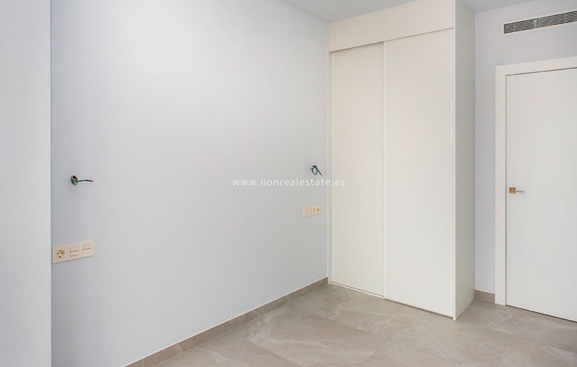 Odsprzedaż - Mieszkanie w bloku - Torrevieja - Playa del Cura