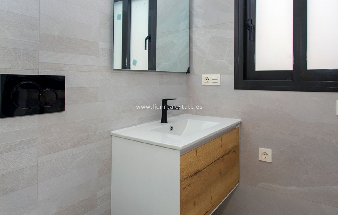 Odsprzedaż - Mieszkanie w bloku - Torrevieja - Playa del Cura