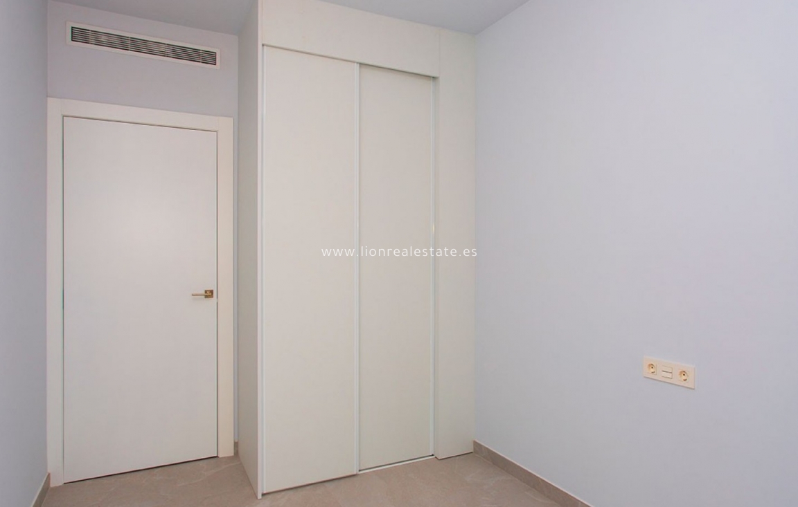 Odsprzedaż - Mieszkanie w bloku - Torrevieja - Playa del Cura