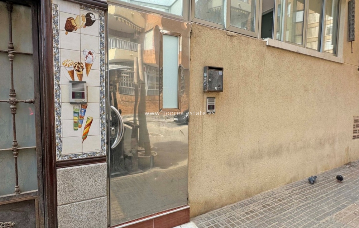 Odsprzedaż - Mieszkanie w bloku - Torrevieja - Playa del Cura