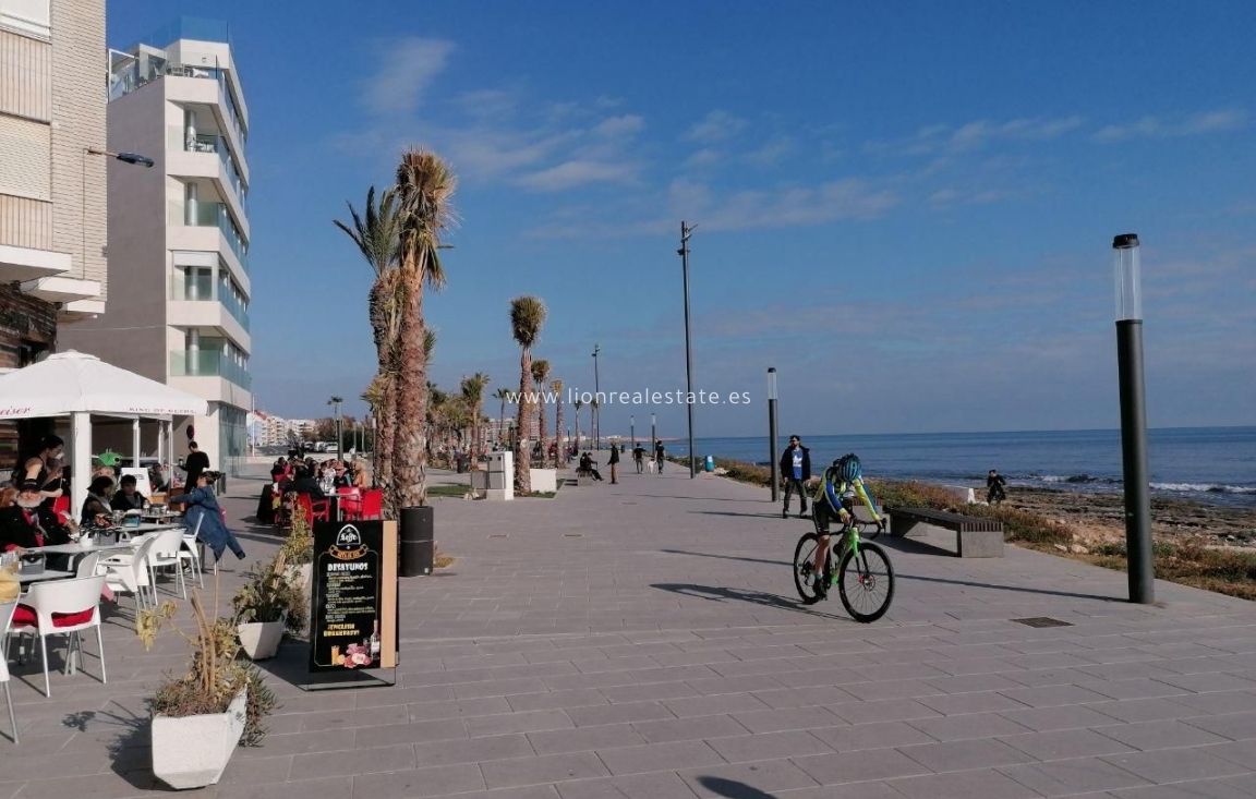 Odsprzedaż - Mieszkanie w bloku - Torrevieja - Playa Del Cura