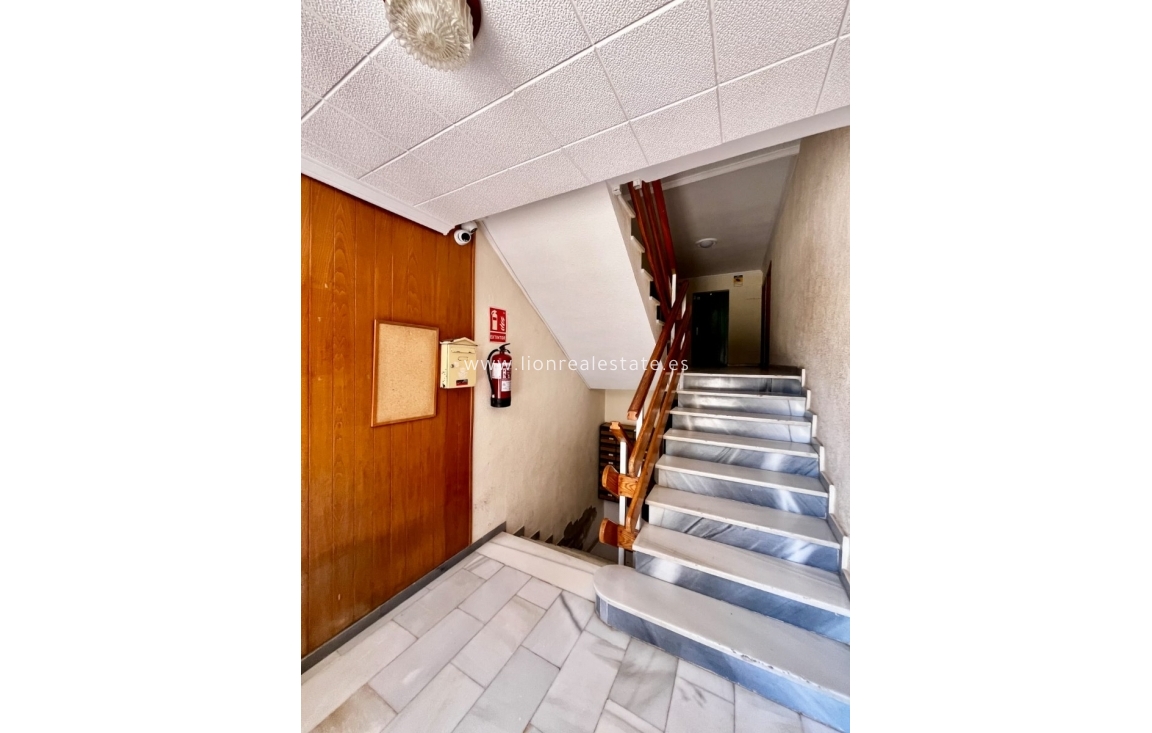 Odsprzedaż - Mieszkanie w bloku - Torrevieja - Punta Prima