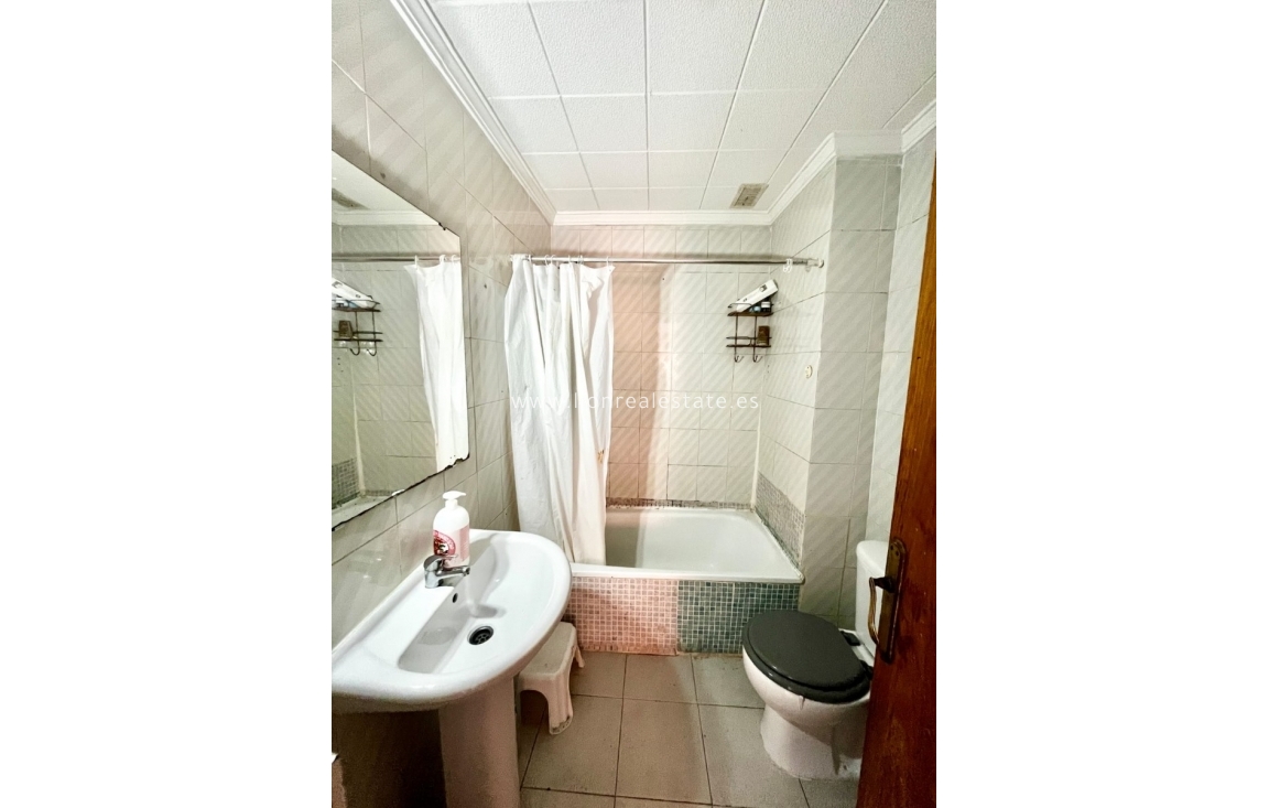 Odsprzedaż - Mieszkanie w bloku - Torrevieja - Punta Prima