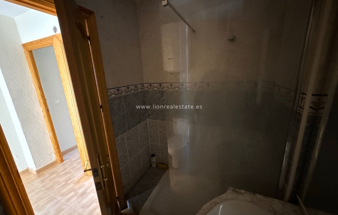 Odsprzedaż - Mieszkanie w bloku - Torrevieja - Punta Prima