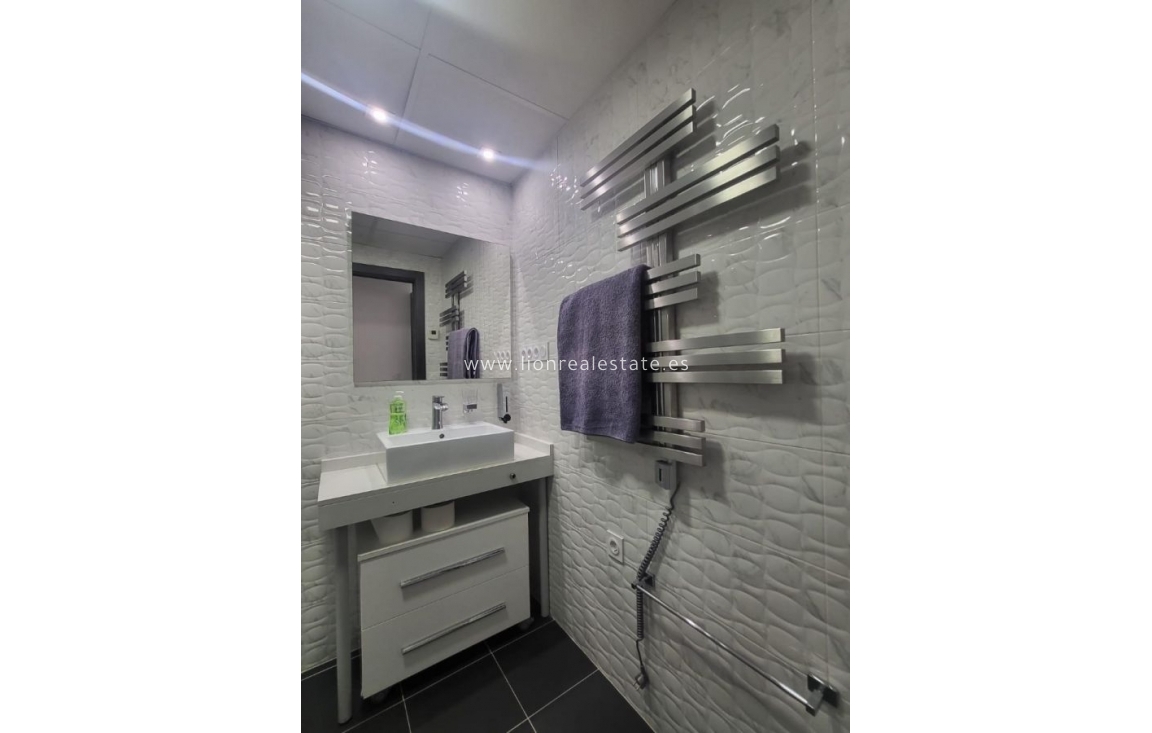 Odsprzedaż - Mieszkanie w bloku - Torrevieja - Punta Prima