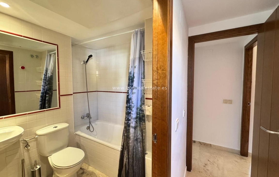 Odsprzedaż - Mieszkanie w bloku - Torrevieja - Punta Prima