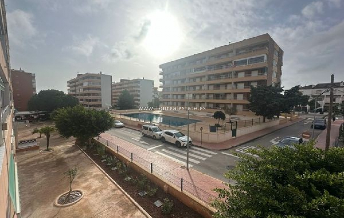 Odsprzedaż - Mieszkanie w bloku - Torrevieja - Punta Prima