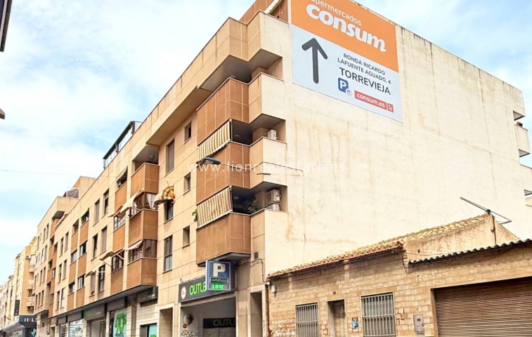 Odsprzedaż - Mieszkanie w bloku - Torrevieja