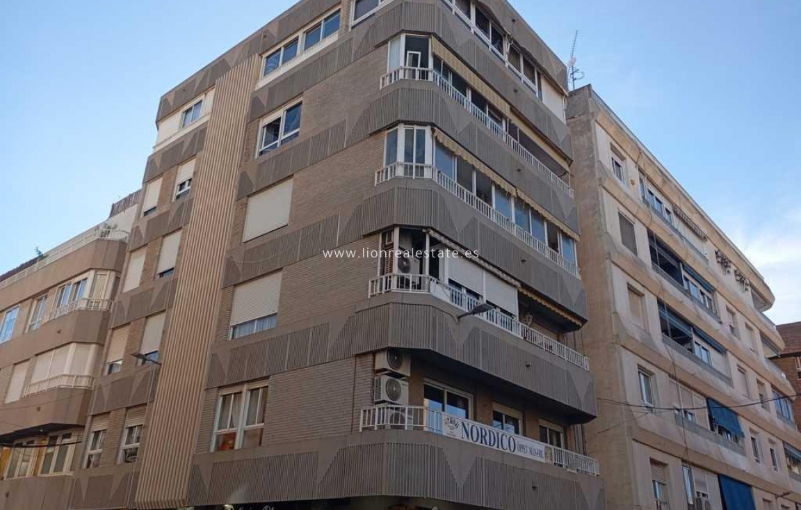 Odsprzedaż - Mieszkanie w bloku - Torrevieja