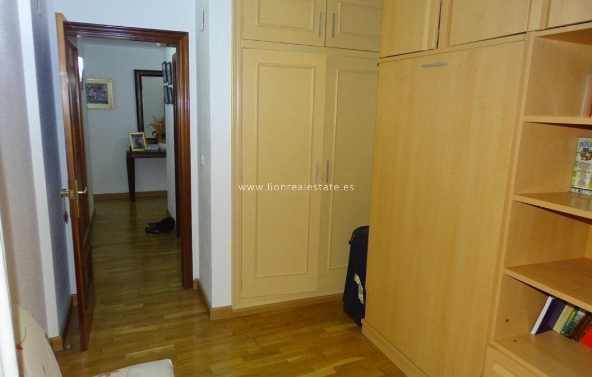 Odsprzedaż - Mieszkanie w bloku - Torrevieja