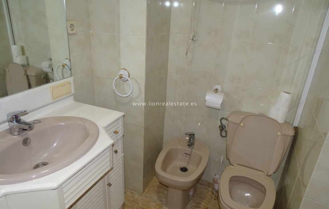 Odsprzedaż - Mieszkanie w bloku - Torrevieja