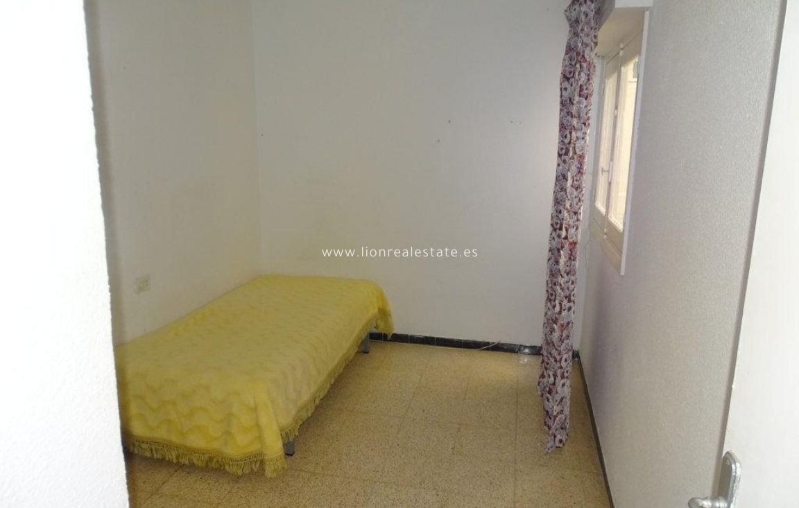 Odsprzedaż - Mieszkanie w bloku - Torrevieja