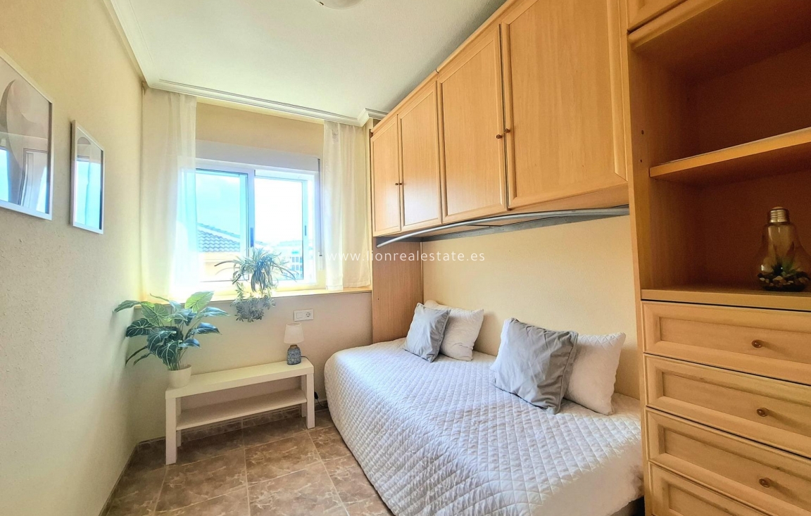 Odsprzedaż - Mieszkanie w bloku - Torrevieja