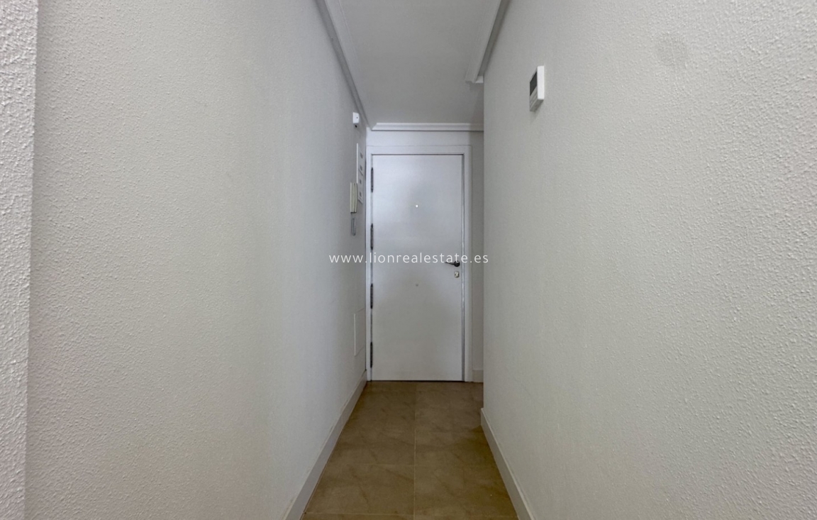 Odsprzedaż - Mieszkanie w bloku - Torrevieja