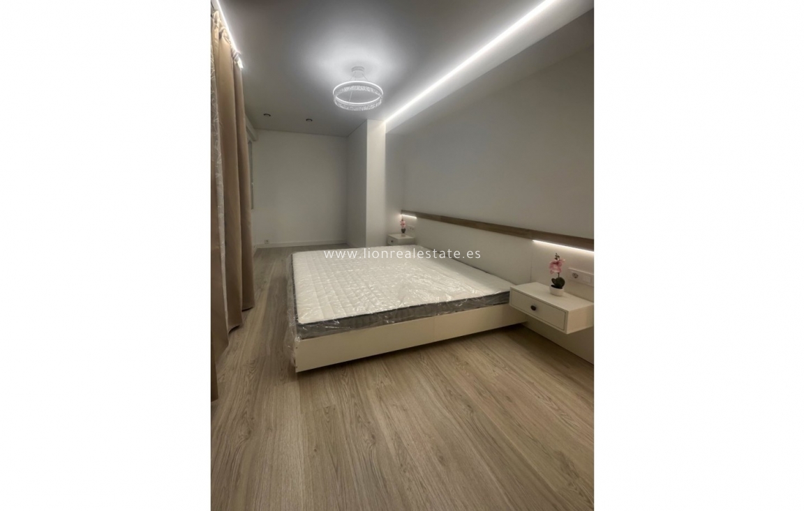 Odsprzedaż - Mieszkanie w bloku - Torrevieja