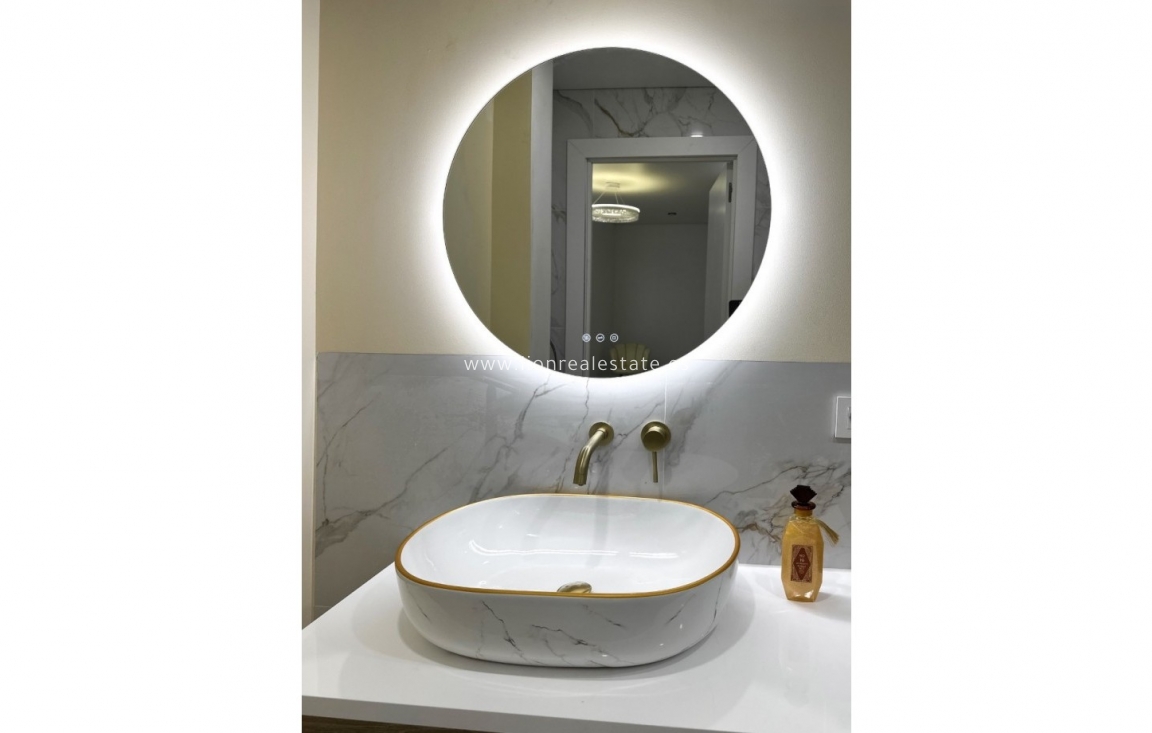 Odsprzedaż - Mieszkanie w bloku - Torrevieja