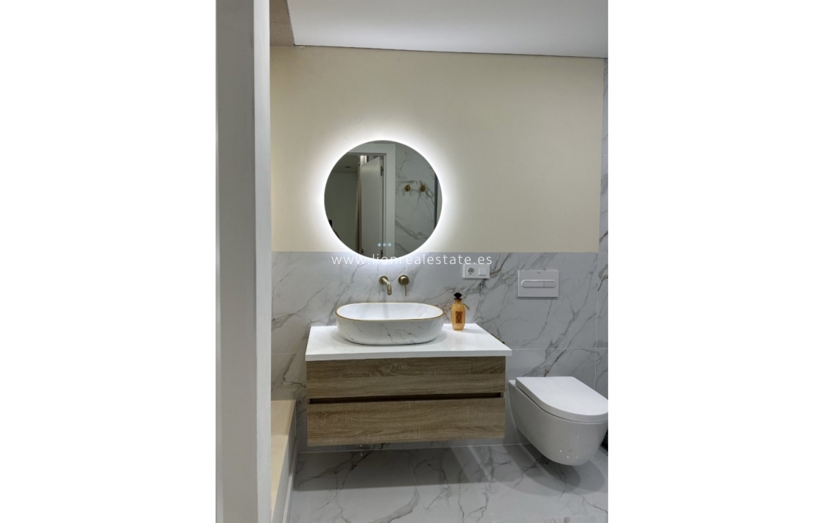 Odsprzedaż - Mieszkanie w bloku - Torrevieja