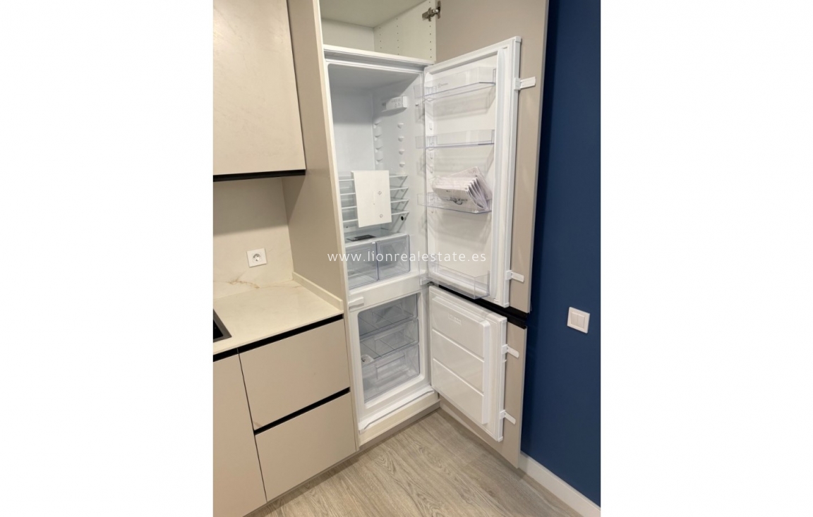 Odsprzedaż - Mieszkanie w bloku - Torrevieja