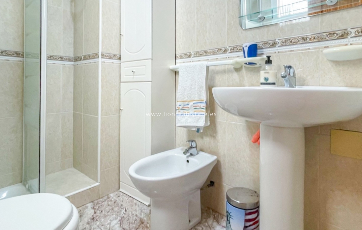 Odsprzedaż - Mieszkanie w bloku - Torrevieja