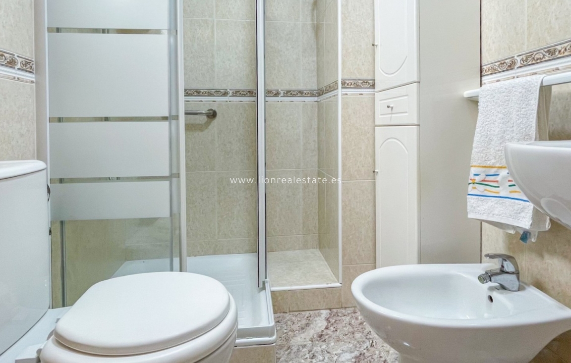 Odsprzedaż - Mieszkanie w bloku - Torrevieja