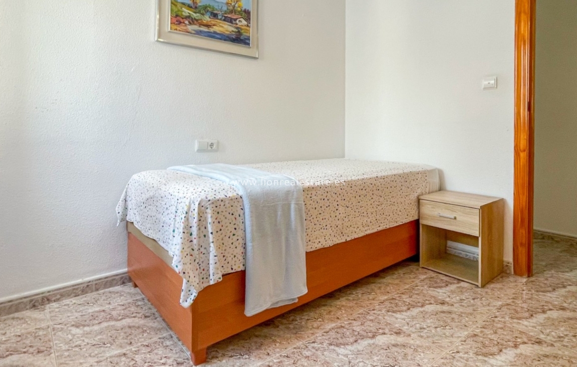 Odsprzedaż - Mieszkanie w bloku - Torrevieja