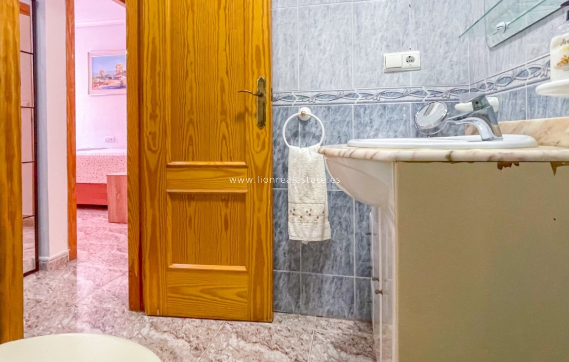 Odsprzedaż - Mieszkanie w bloku - Torrevieja
