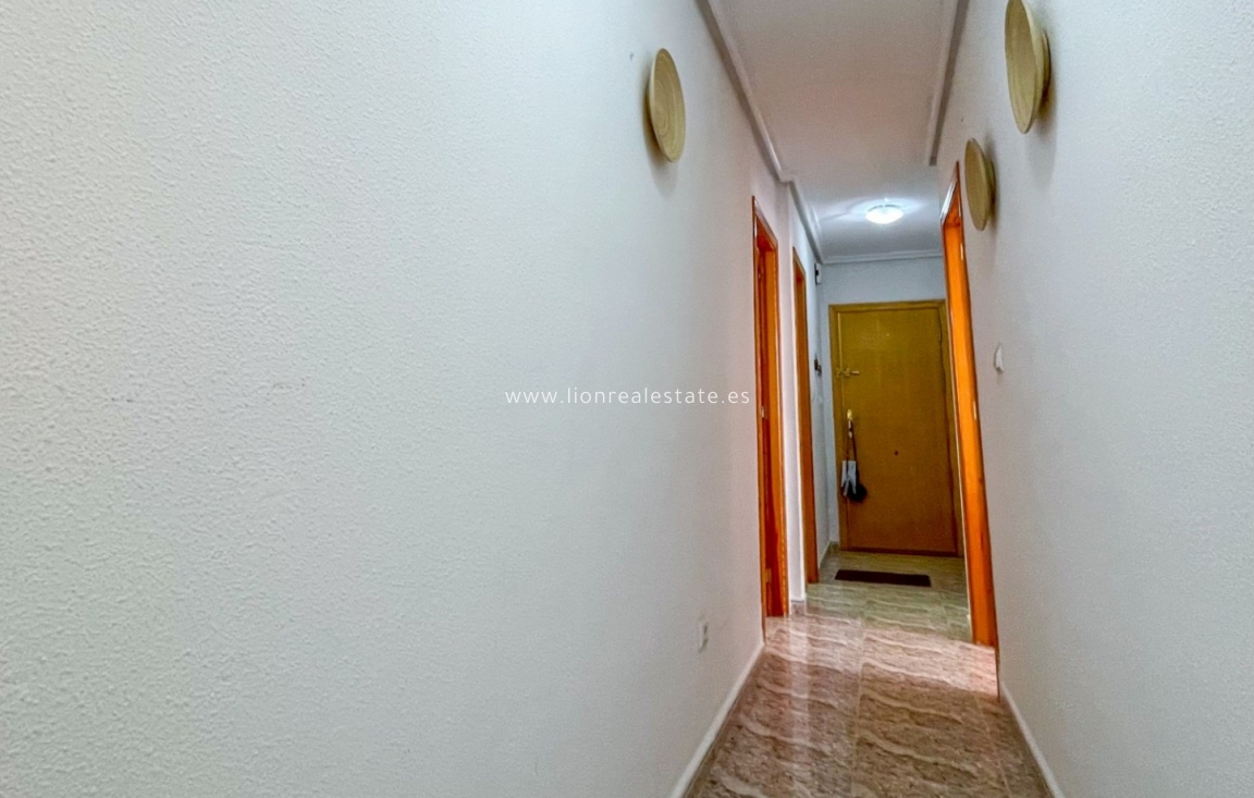 Odsprzedaż - Mieszkanie w bloku - Torrevieja