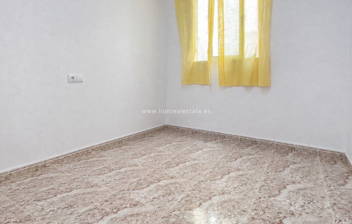 Odsprzedaż - Mieszkanie w bloku - Torrevieja