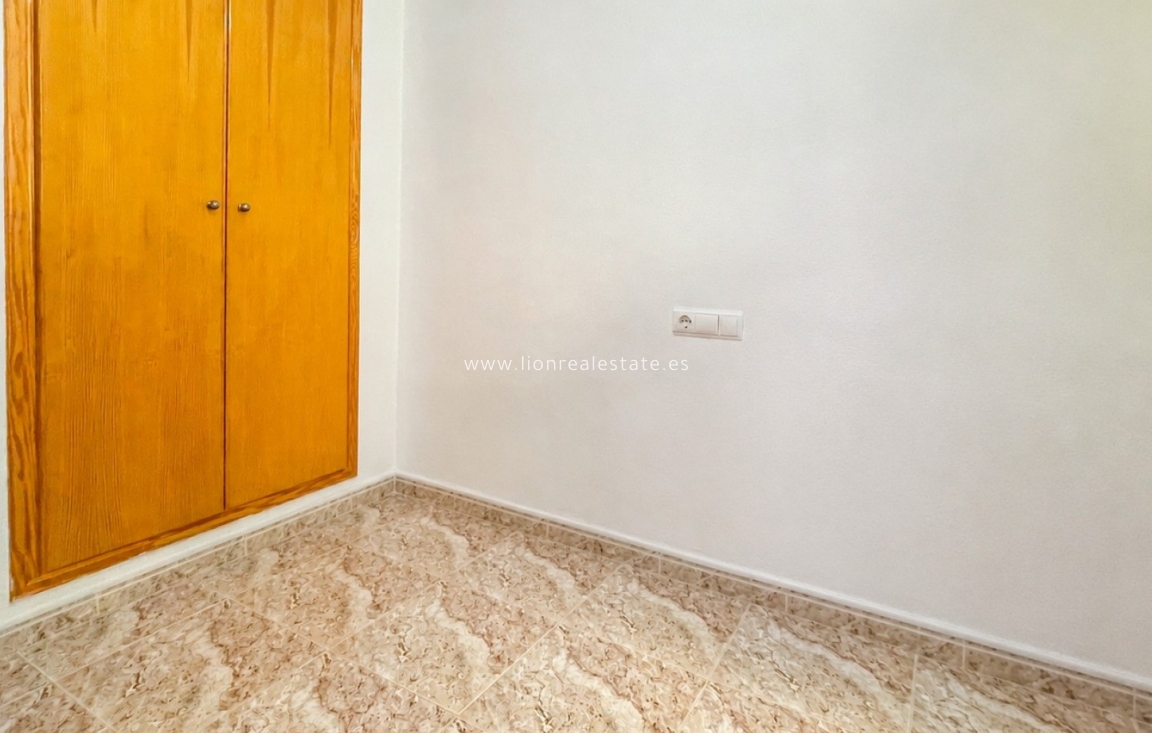 Odsprzedaż - Mieszkanie w bloku - Torrevieja
