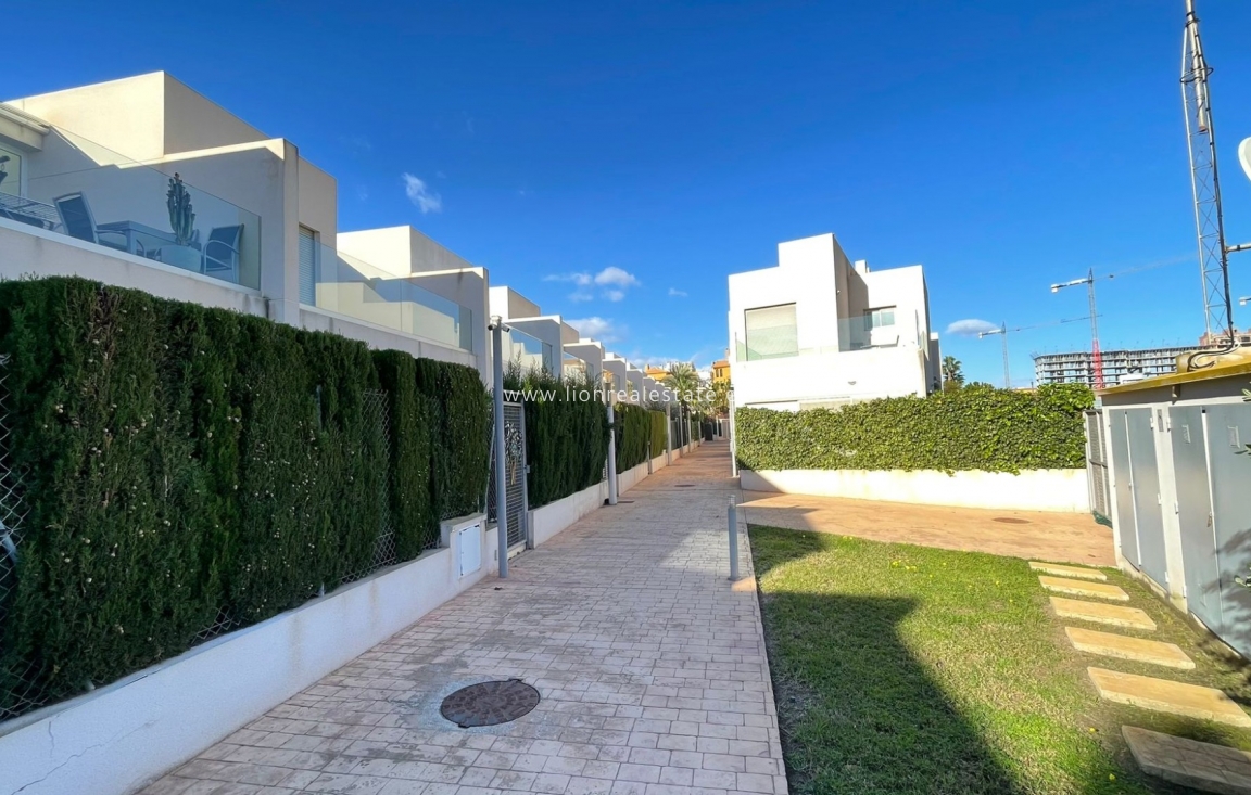 Odsprzedaż - Town House - Torrevieja - Punta Prima