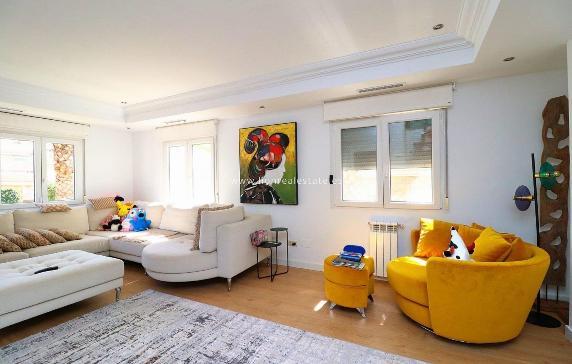 Odsprzedaż - Villa - Orihuela Costa - Campoamor