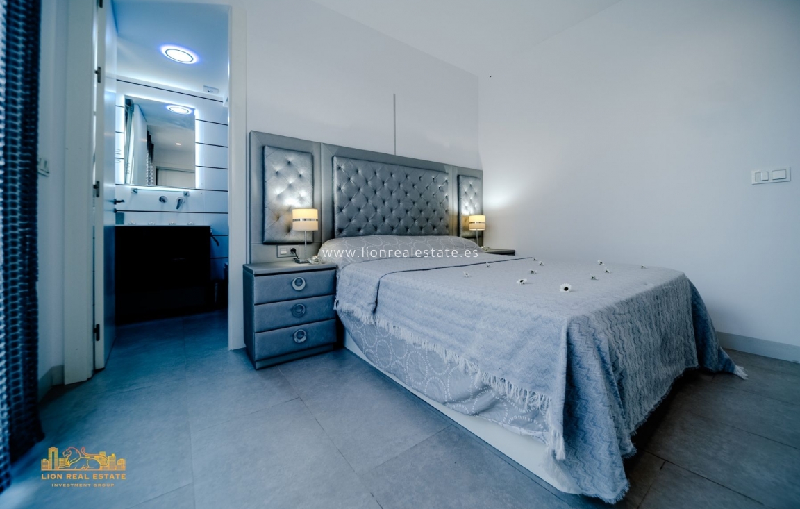 Odsprzedaż - Villa - Orihuela Costa - PAU 8