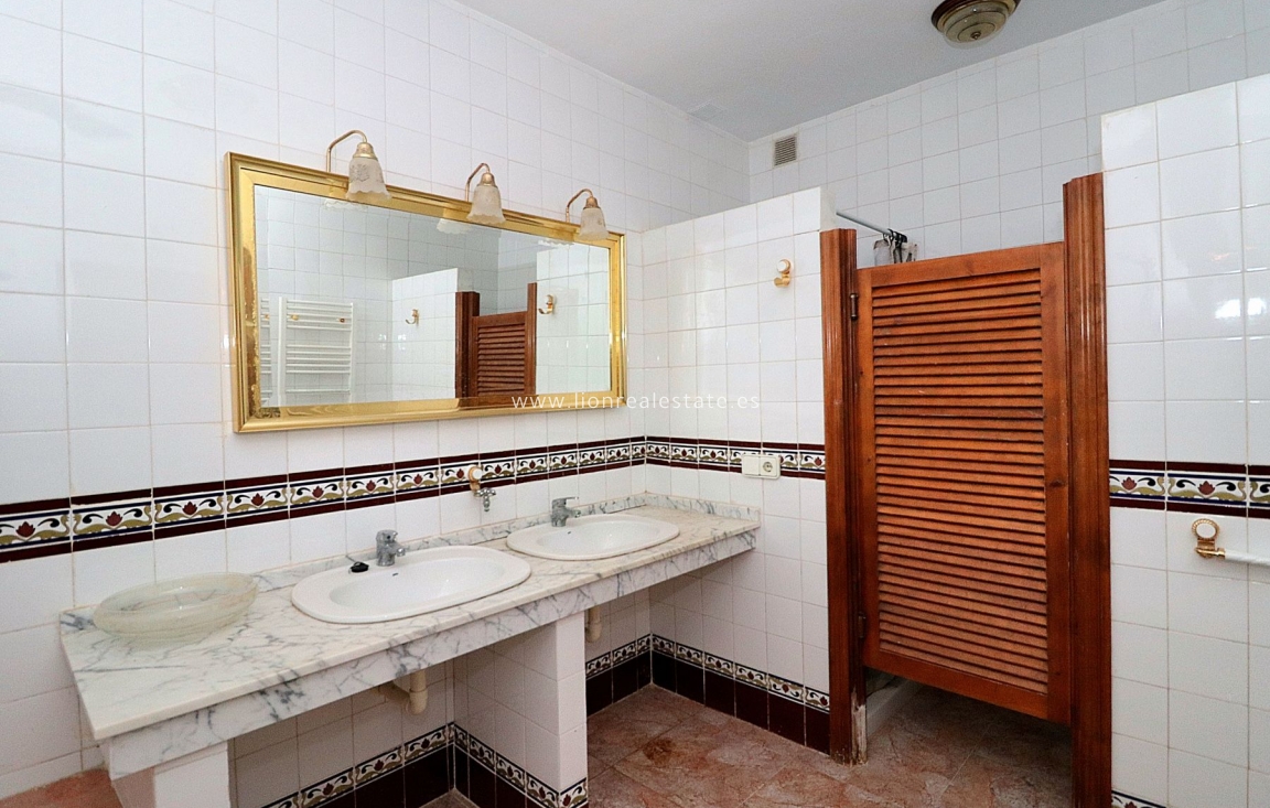 Odsprzedaż - Villa - Orihuela Costa - Villamartín-Las Filipinas