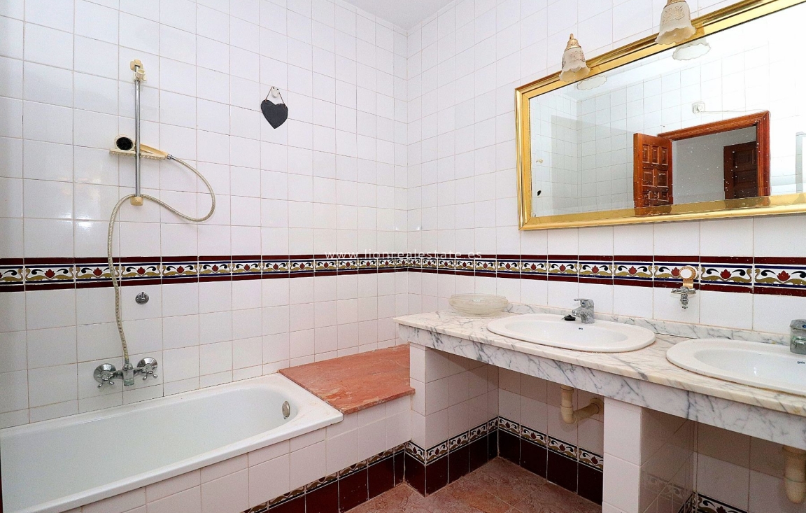 Odsprzedaż - Villa - Orihuela Costa - Villamartín-Las Filipinas