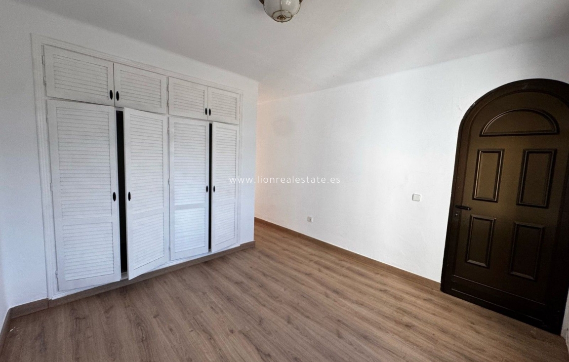 Odsprzedaż - Villa - Orihuela Costa - Villamartín-Las Filipinas