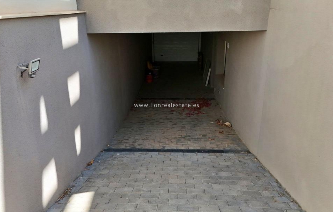 Odsprzedaż - Villa - Orihuela Costa - Villamartín-Las Filipinas