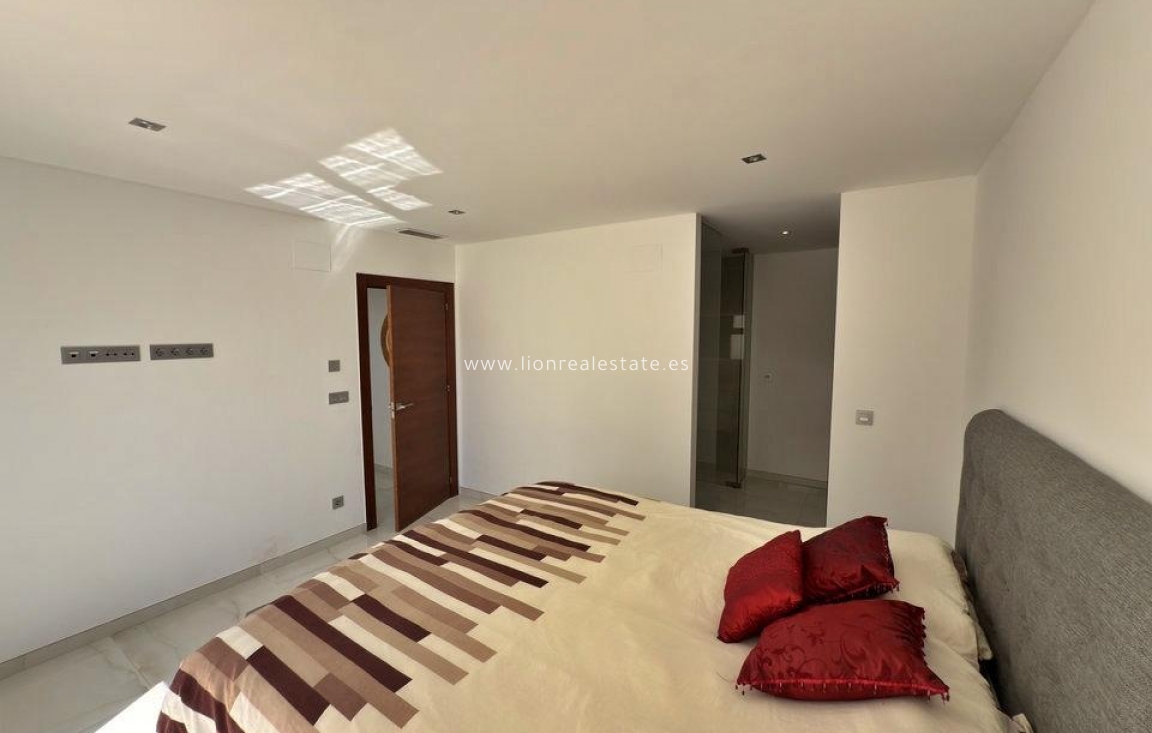 Odsprzedaż - Villa - Orihuela Costa - Villamartín-Las Filipinas