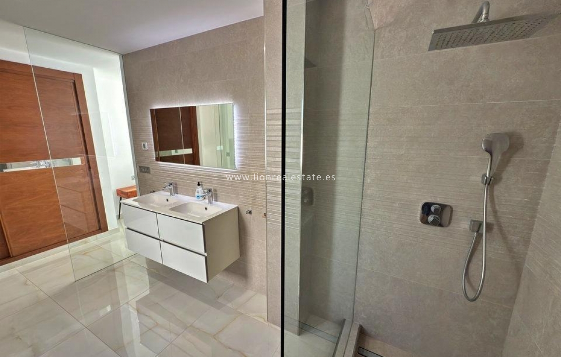 Odsprzedaż - Villa - Orihuela Costa - Villamartín-Las Filipinas