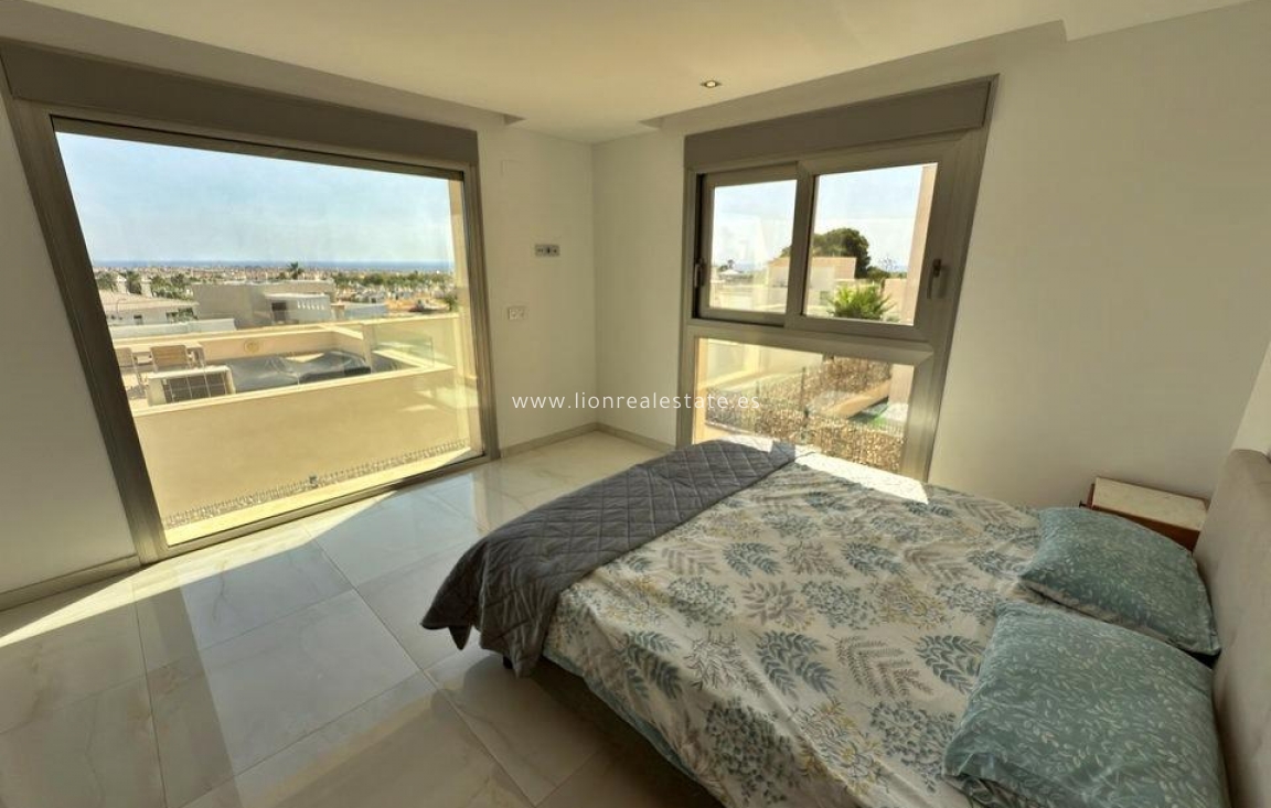 Odsprzedaż - Villa - Orihuela Costa - Villamartín-Las Filipinas